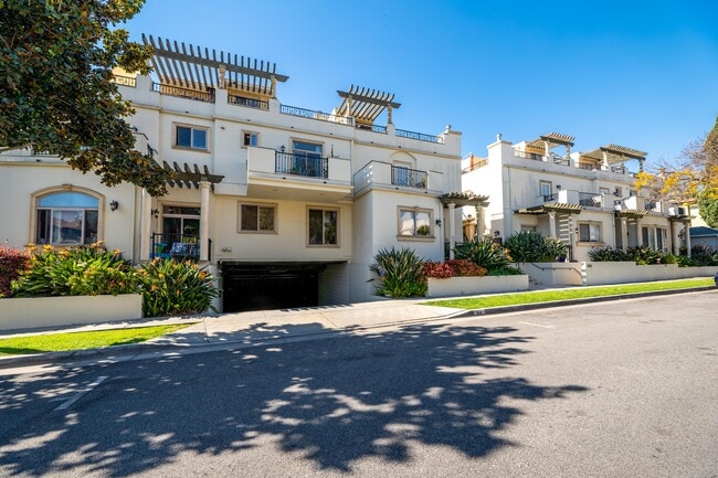 To View Call Bella (310)498-6575 - 841 Westmount Dr