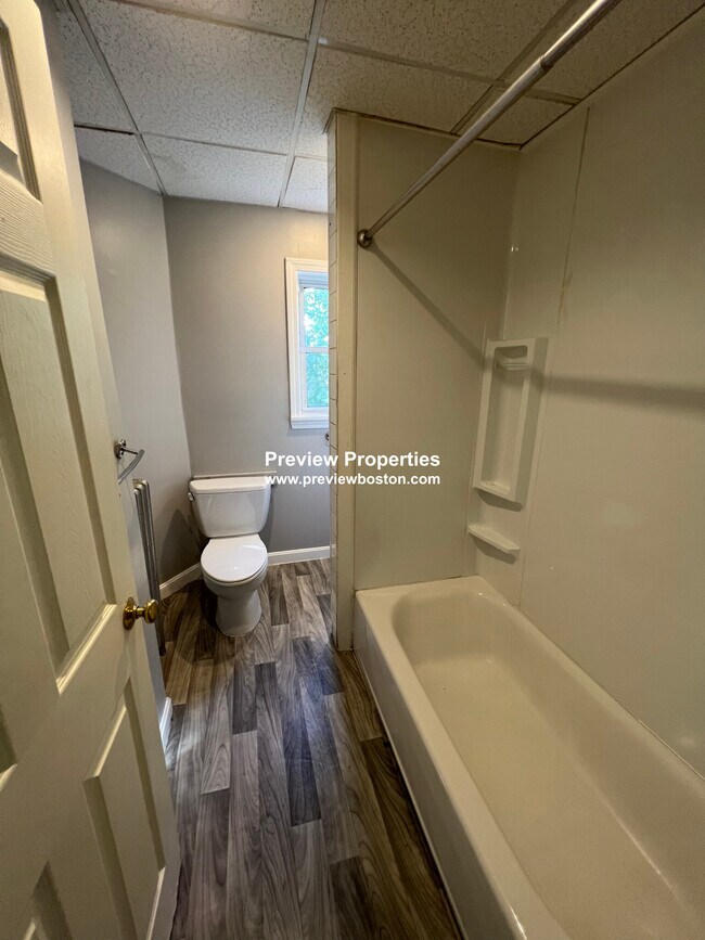 Building Photo - 696 Broadway