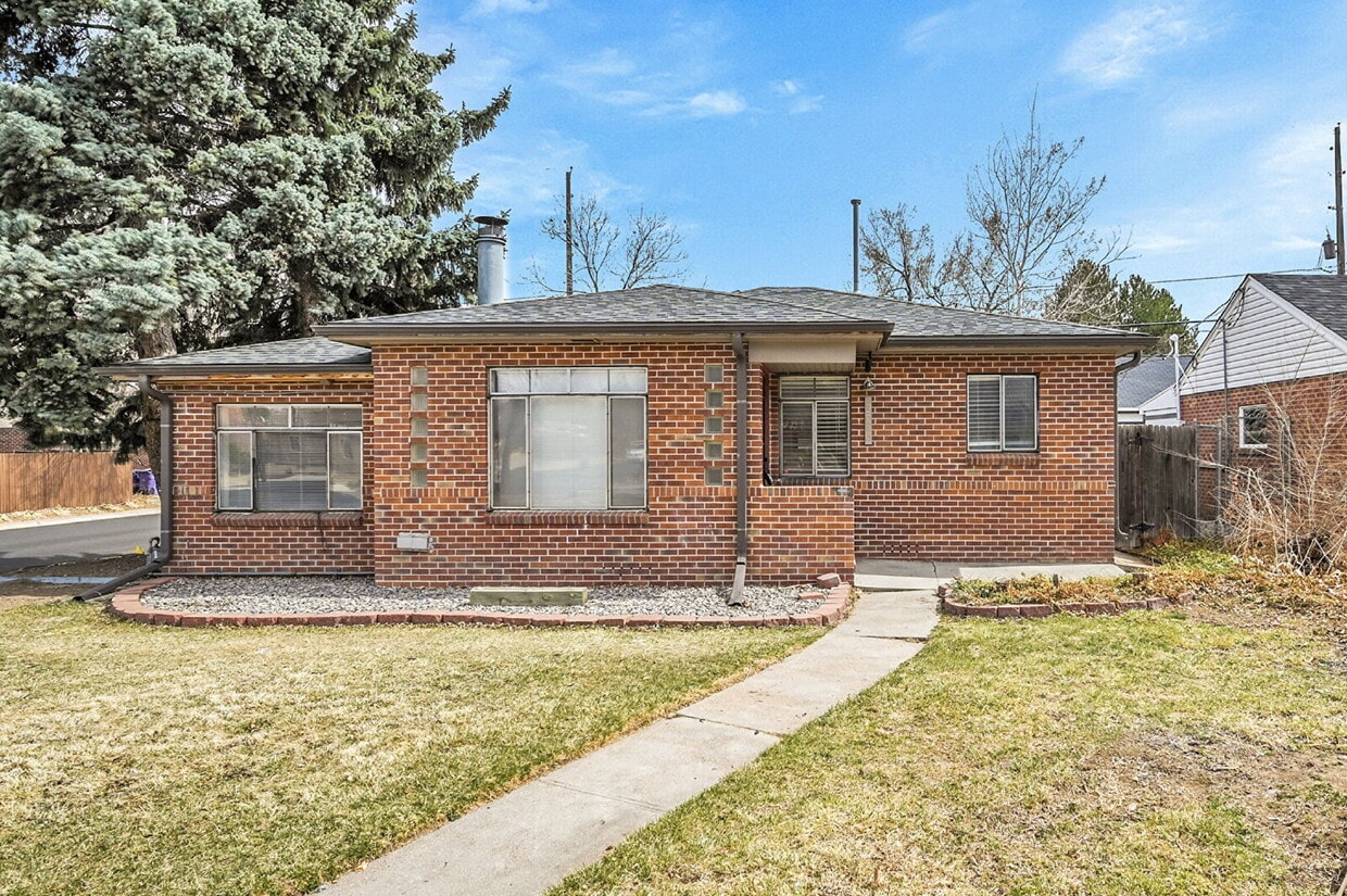 $2,440.95, 3 bed, 1 bath located in Denver with a newly renovated kitchen and In Unit Laundry! - $2,440.95, 3 bed, 1 bath located in Denver with a newly renovated kitchen and In Unit Laundry!