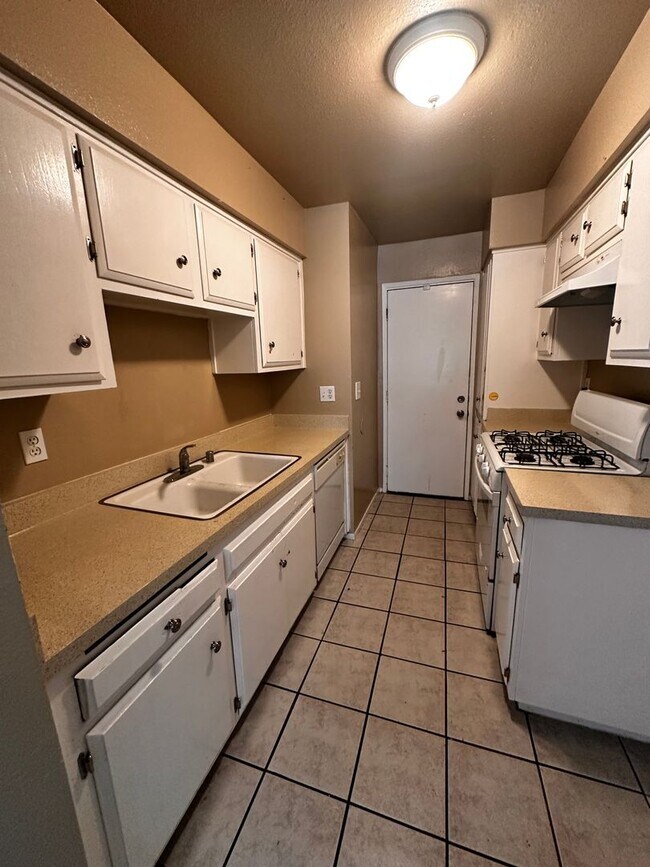 Foto del edificio - 2 Bedroom 1.5 Bathroom Apartment Available...