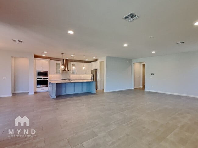 Building Photo - 720 E Silver Canyon Pl