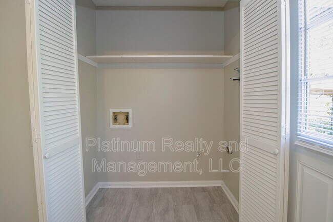 Building Photo - 820 Golf View Pl