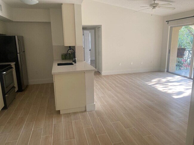 Foto del edificio - 2457 Centergate Dr