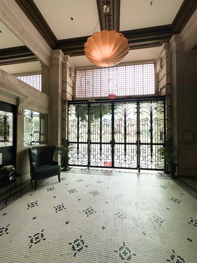 Foto del edificio - 108 W 2nd St