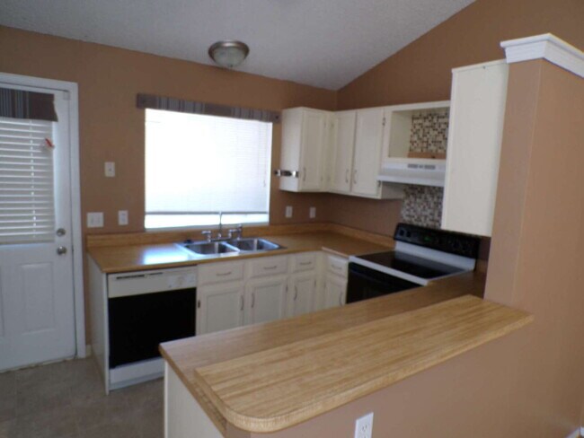 Foto del edificio - Great Littleton Location! 2 bedroom, 1 bat...