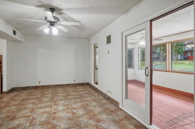 Foto del edificio - Two level Townhome in DeSoto Courts