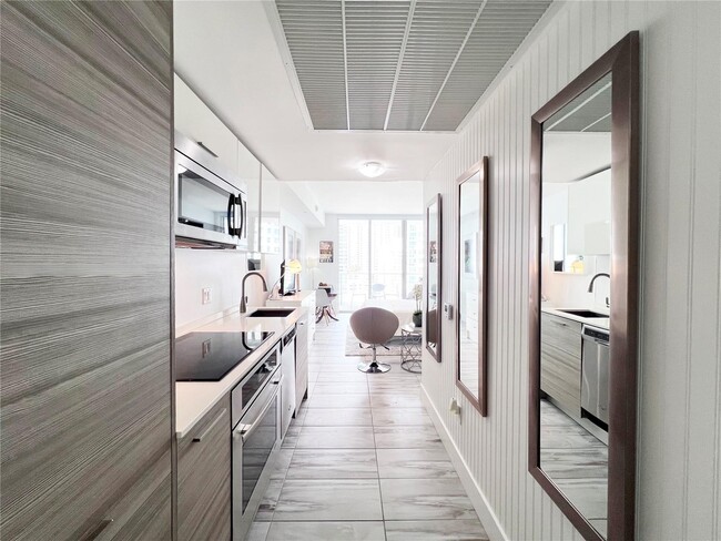 Building Photo - 1300 Brickell Bay Dr