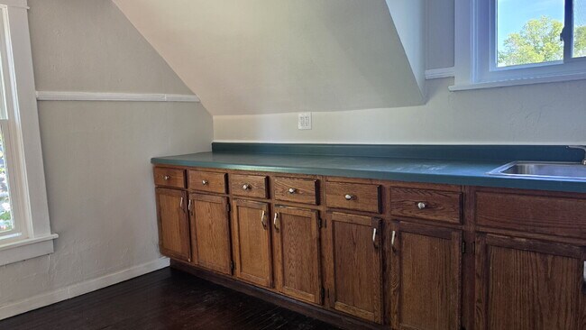 Foto del edificio - Refurbished 2 Bedroom Upper in Appleton
