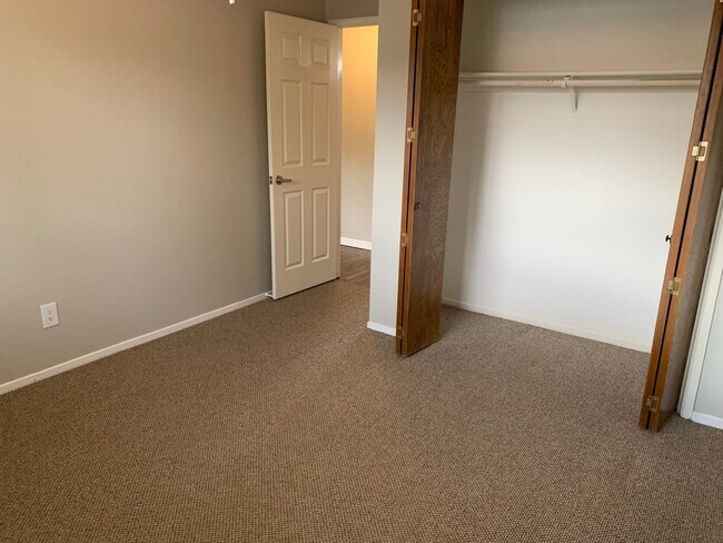 Building Photo - Charming SW Visalia home in a great neighb...