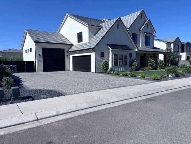 Building Photo - Gorgeous 5 bed | 3.5 bath |  Custom Home with RV Garage in Tonaquint!
