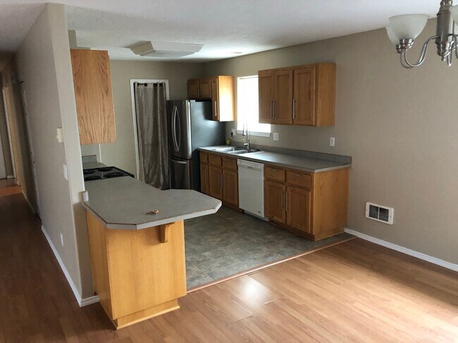 Foto del edificio - PET FRIENDLY! Nice 3 Bedroom, 1 1/2 Bath w...