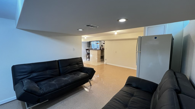 Foto del edificio - 8515 Winchester Dr