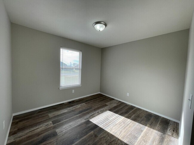 Building Photo - 207 W. Canterbury, Willard, MO