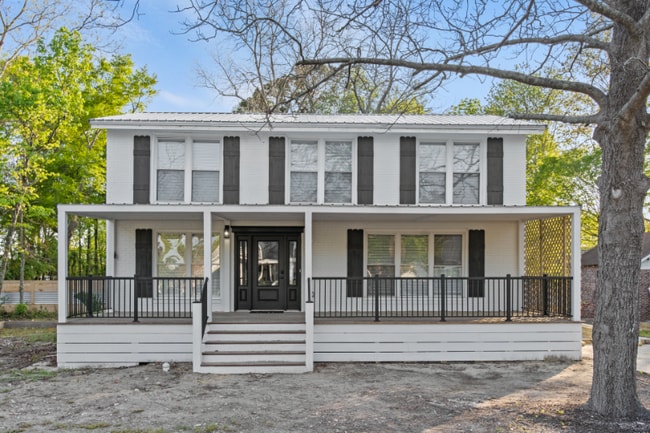 Building Photo - 405 Pine Ave