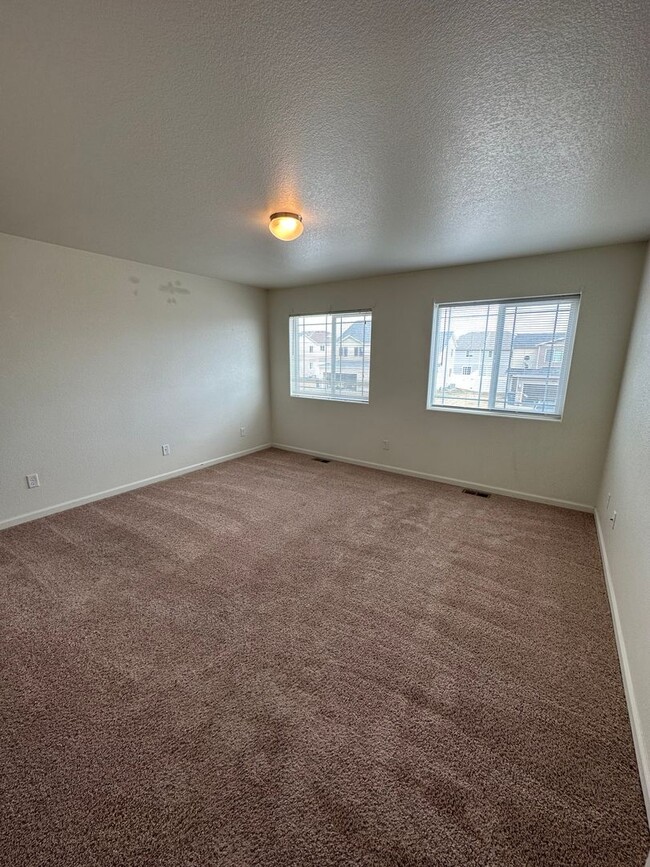 Building Photo - 4 BEDROOM, 3.5 BATHROOM, SADDLE RIDGE TWIN...