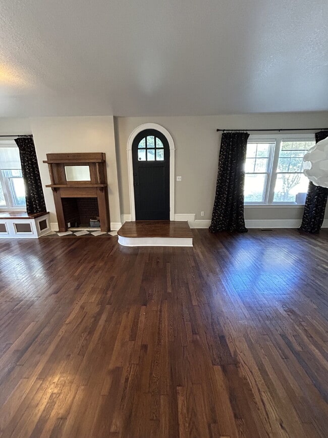 Building Photo - "Charming 4-Bedroom Retreat with Granite F...