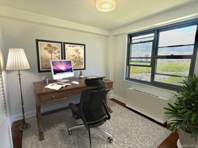 Foto del edificio - 61-20 Grand Central Pkwy