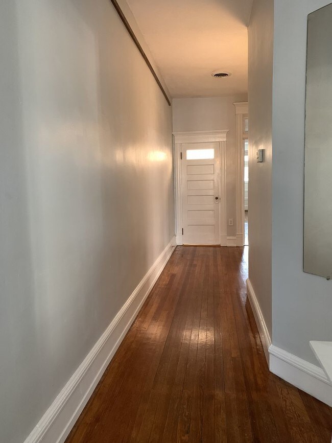 Building Photo - 304 N Mulberry St