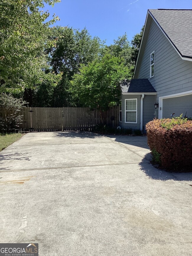 Building Photo - 365 Creekside Dr
