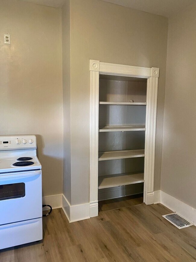 Building Photo - 14 3rd St