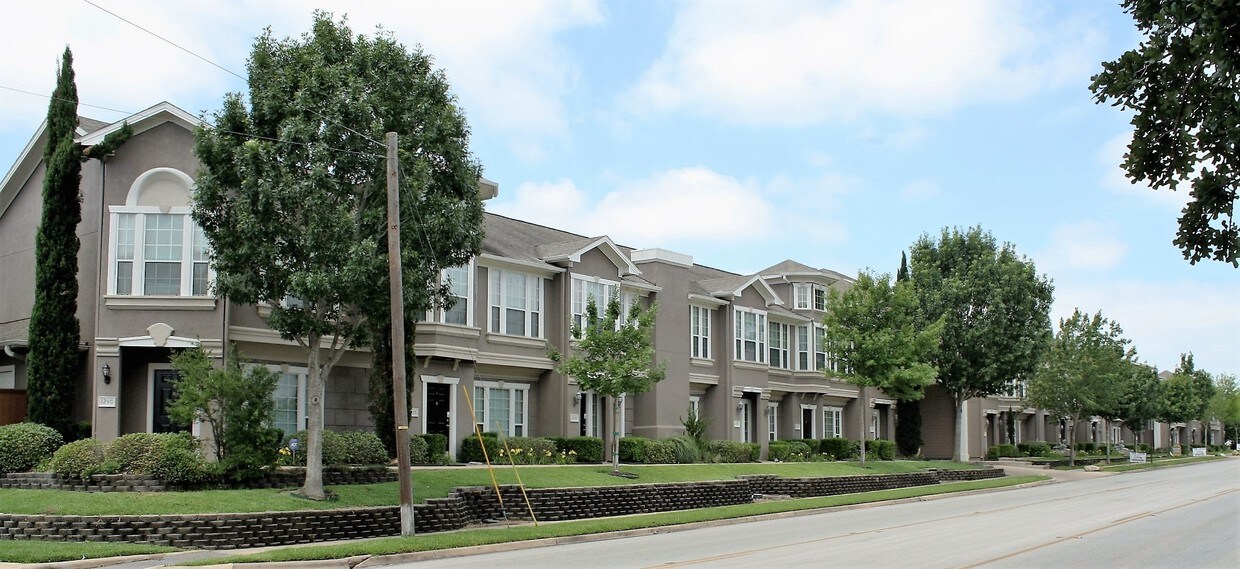 Building Photo - University Heights