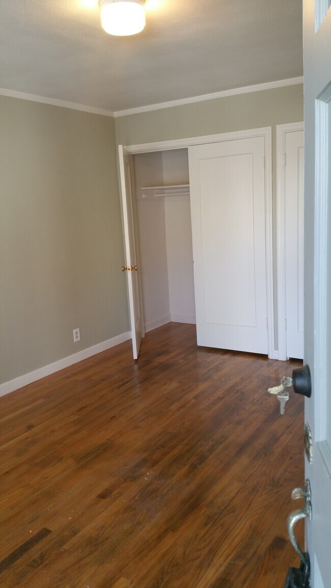 armario fuera de la sala de estar - 107 Southeast 80th Avenue