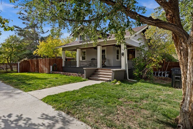 Foto del edificio - Big Tree Charmer 2 bed 1 bath.