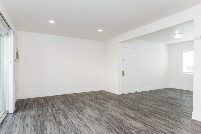 Building Photo - 14432 Valerio St