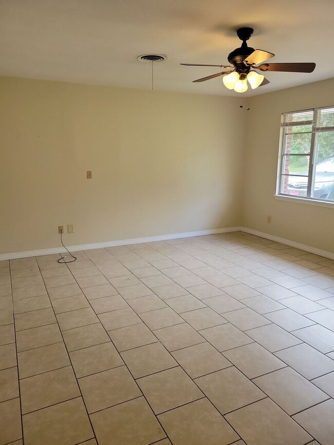 Building Photo - 3 BD 1.5 BA Ocean Springs Rental in the Go...
