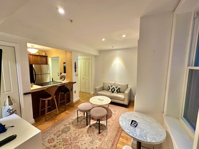 Foto del edificio - Dupont's Charming 1 Bedroom Condo W/D & Ro...