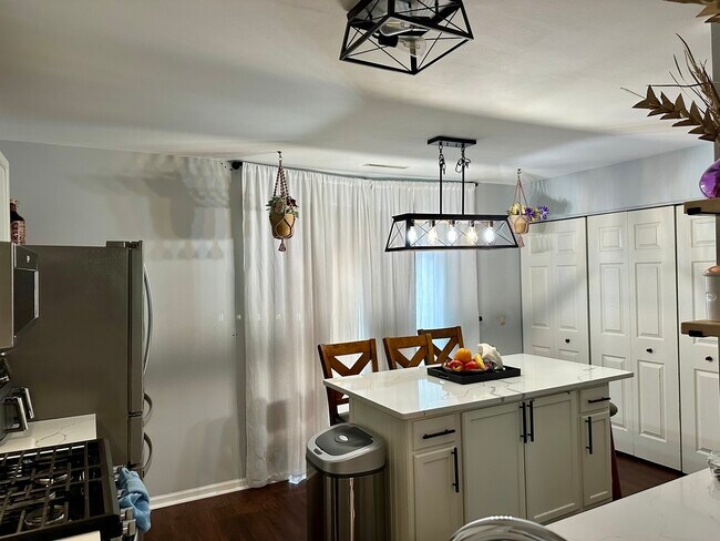 Foto del edificio - 247 W Whispering Oaks Ln