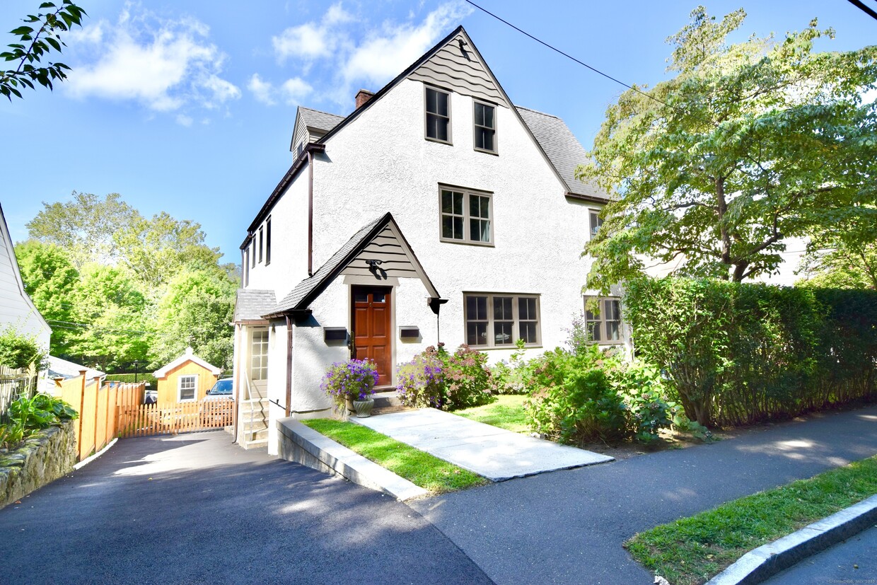 Primary Photo - 6 Pemberwick Rd