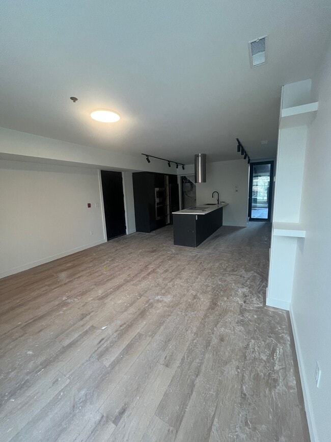 Building Photo - 238-238 Wellington Crescent