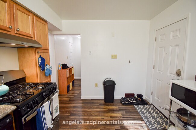 Kitchen - 200 Stratmore St