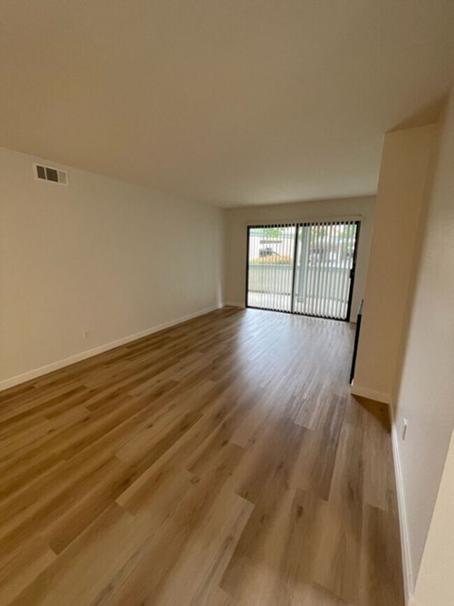 Foto del edificio - Large 2 Bedroom, 2 Bath Condo with 2 Parki...