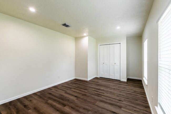 Building Photo - 9646 Springview Ln