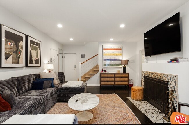 Foto del edificio - 8467 Willoughby Ave