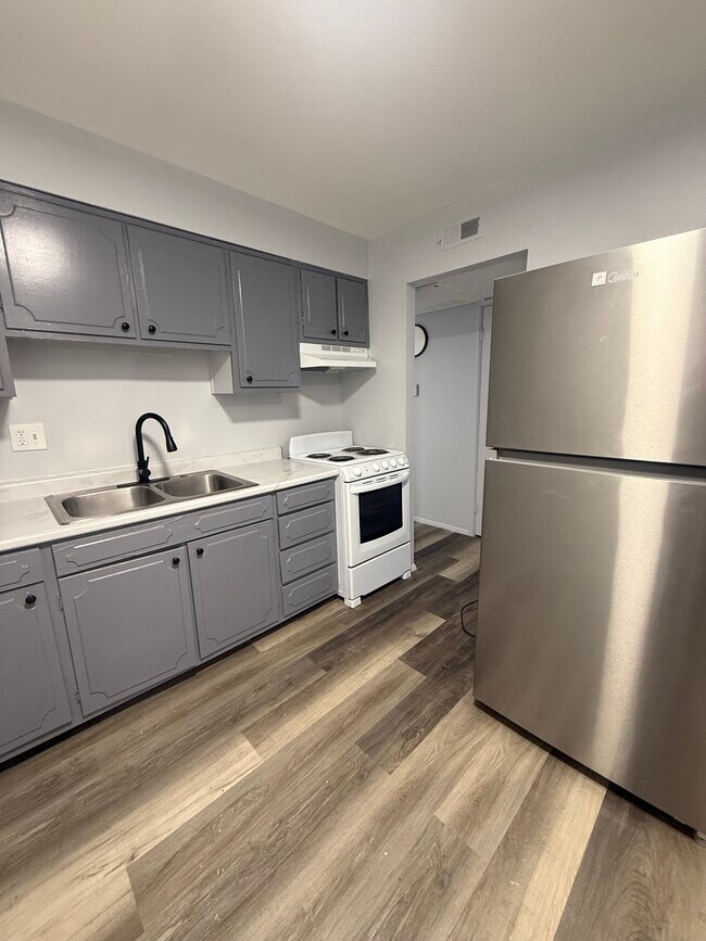 Building Photo - 2969 Four Towers Dr