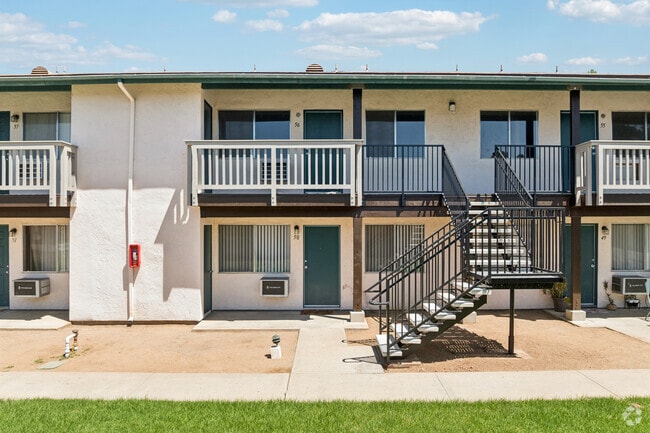Entrada - Whispering Pines Apartments