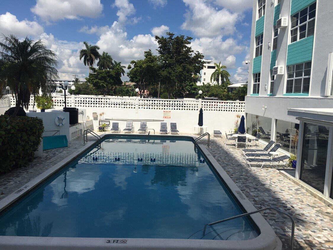 Primary Photo - 609 Breakers Ave