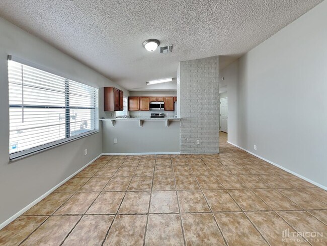 Building Photo - 860 N Lake Sterling Ct