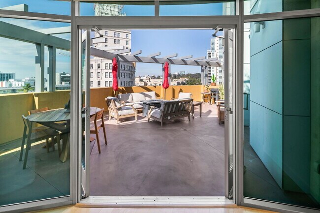 Foto del edificio - SPECTACULAR SKYLINE SANCTUARY | Unrivaled 1,480+ SF Terrace in Cortez Blu