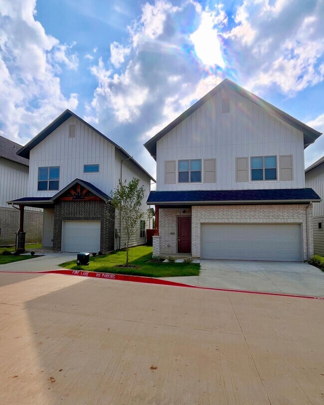 Foto del edificio - Oak Grove Lane, Aubrey, TX 76227 - 2 BR 2 BA detached house