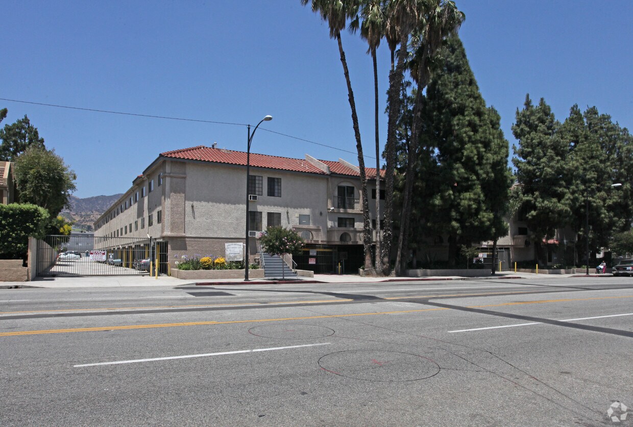 Building Photo - 1620 N San Fernando Blvd