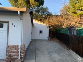 Building Photo - 131 Nanimo Ct