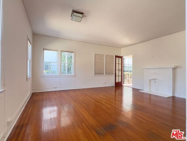 Foto del edificio - 1532 Rosalia Rd