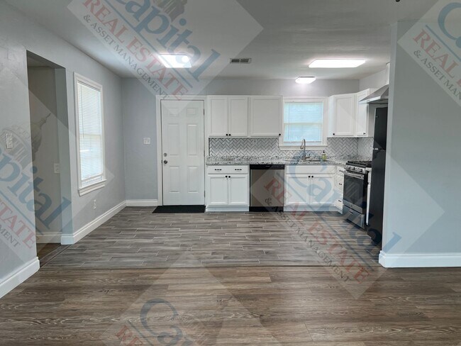 Building Photo - Charming 3 Bedroom