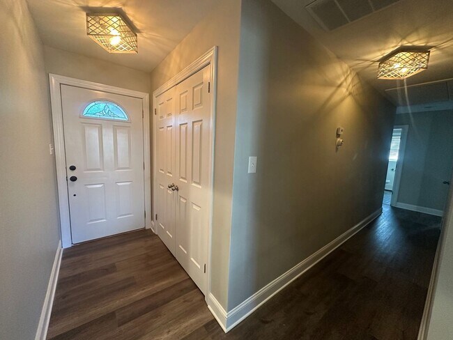 Foto del edificio - Call Amanda Tate at (757)289-6810 for more information