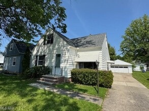 Building Photo - 385 E 271st St