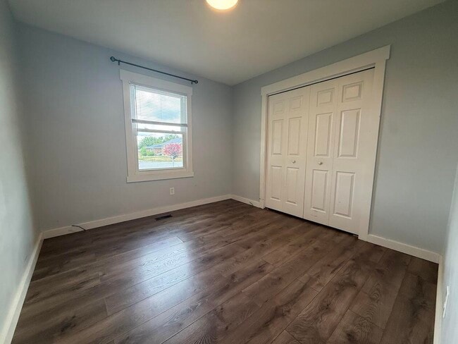 Building Photo - 408 Foxwood Dr